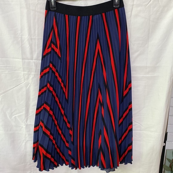 H&M pleated A-Line skirt. - Picture 4 of 4